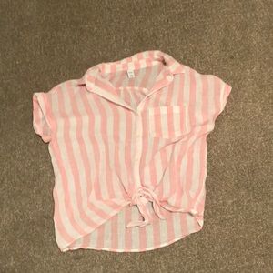 Button up collar striped. Very stylish